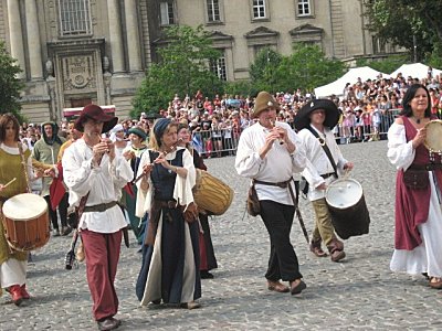 http://www.sorga.fr/Photos/Fetes%20johanniques%202011/zoom/sorga_defile_des_fetes_johaniques.jpg